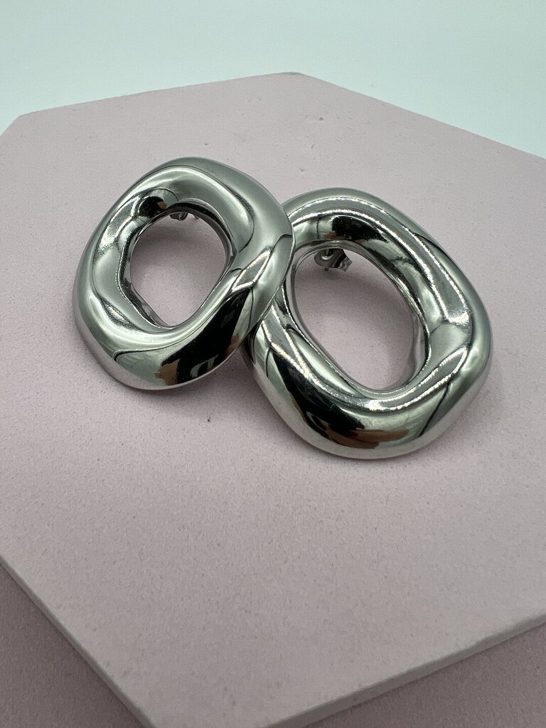 Orecchino ovale vuoto bombato argento 